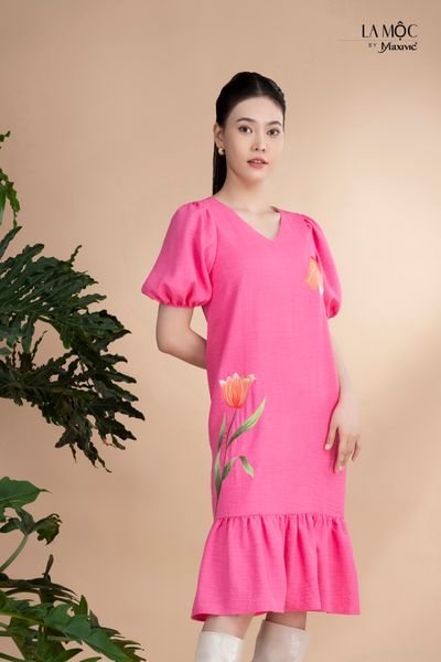 Đầm xô lụa hồng thêu, cổ V tay phồng Maxivic