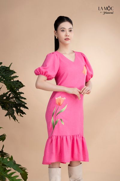 Đầm xô lụa hồng thêu, cổ V tay phồng Maxivic