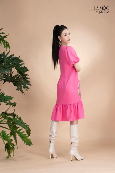 Đầm xô lụa hồng thêu, cổ V tay phồng Maxivic