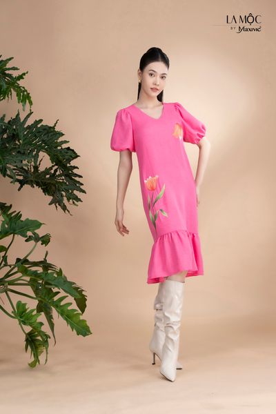 Đầm xô lụa hồng thêu, cổ V tay phồng Maxivic