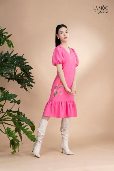 Đầm xô lụa hồng thêu, cổ V tay phồng Maxivic