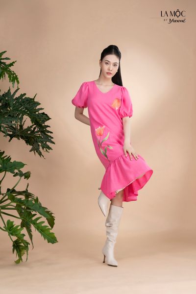 Đầm xô lụa hồng thêu, cổ V tay phồng Maxivic