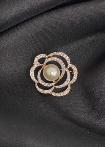 Ghim cài áo hình hoa trà rỗng đính ngọc trai cao cấp