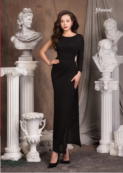 ĐẦM DẠ HỘI ĐEN NHÚN EO 1 BÊN TAY DÀI MAXIVIC