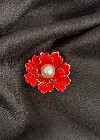 Ghim cài áo hoa đỏ đính ngọc trai sang trọng