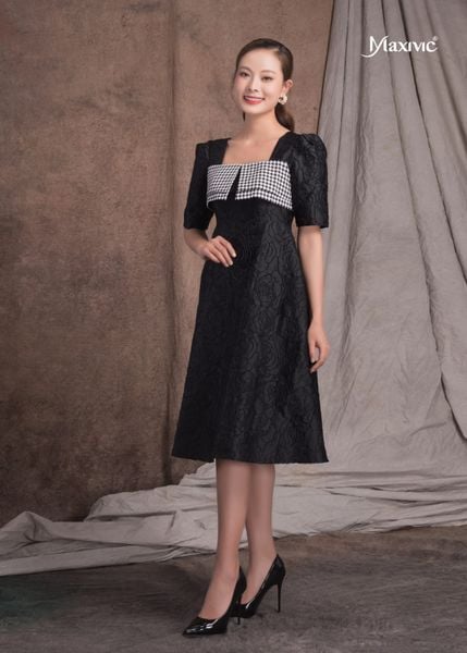ĐẦM ĐEN HOA NỔI, CỔ HQ CARO  MAXIVIC