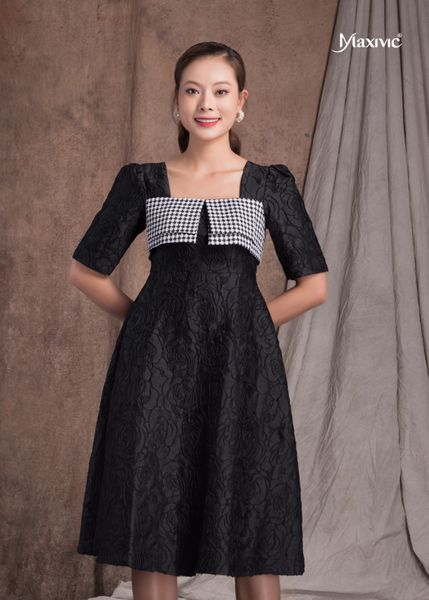 ĐẦM ĐEN HOA NỔI, CỔ HQ CARO  MAXIVIC