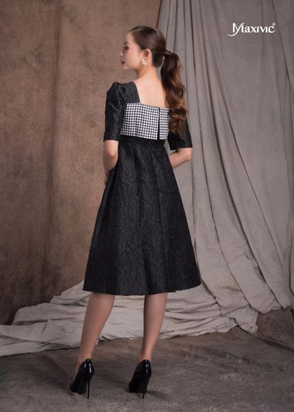 ĐẦM ĐEN HOA NỔI, CỔ HQ CARO  MAXIVIC