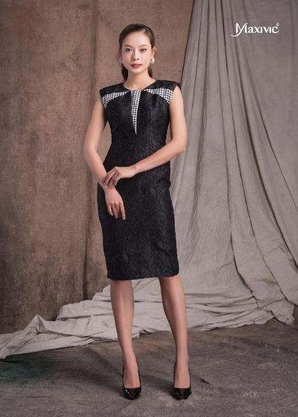 ĐẦM ĐEN HOA NỔI PHỐI CARO MAXIVIC