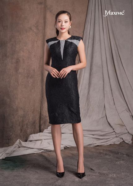 ĐẦM ĐEN HOA NỔI PHỐI CARO MAXIVIC