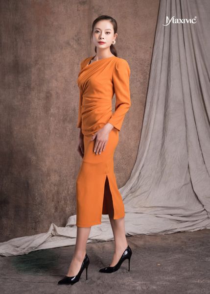 ĐẦM LỤA CAM, CỔ V XÉO, DẠNG VEST MAXIVIC