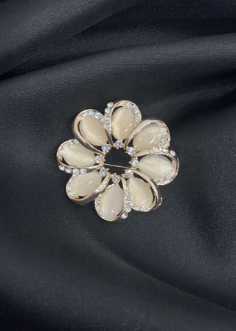 Ghim cài áo hình hoa cúc daisy màu trắng