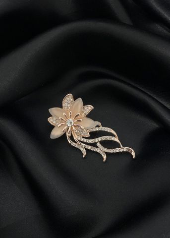 Ghim cài áo hình hoa đính đá pha lê thanh lịch