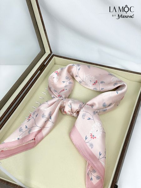 Khăn lụa vuông Maxivic 70x70 hoạ tiết trái tim