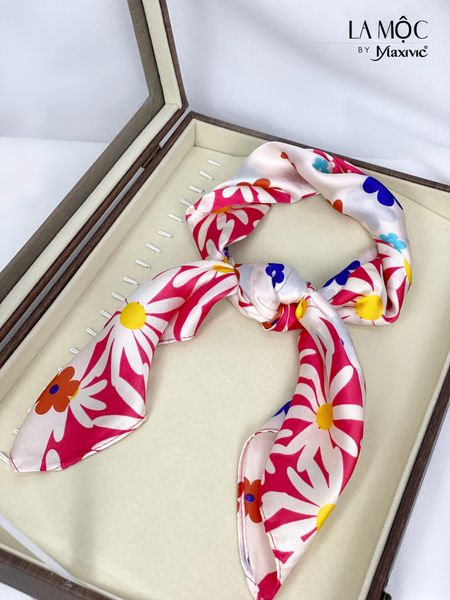 Khăn lụa vuông Maxivic 70x70 hoạ tiết hoa đa sắc