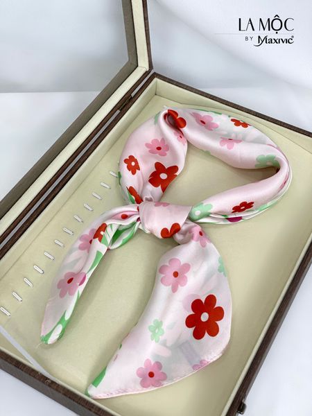 Khăn lụa vuông Maxivic 70x70 hoạ tiết hoa cúc