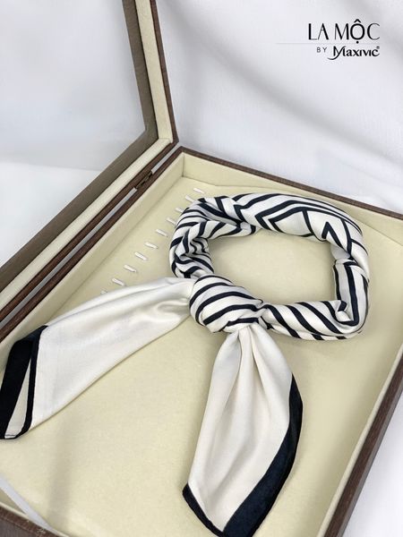 Khăn lụa vuông Maxivic 70x70 hoạ tiết sọc đối xứng