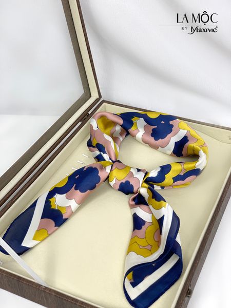 Khăn lụa vuông Maxivic 70x70 hoạ tiết hoa