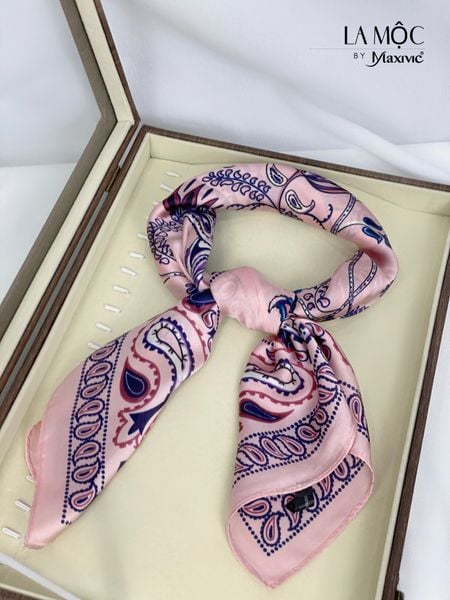 Khăn lụa vuông Maxivic 70x70 hoạ tiết lông vũ