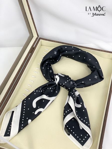 Khăn lụa vuông Maxivic 70x70 hoạ tiết chữ cách điệu