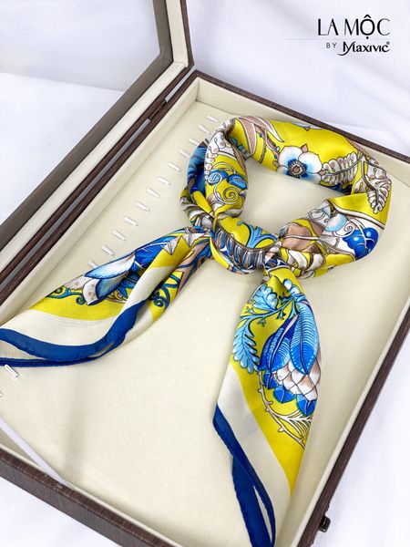 Khăn lụa vuông Maxivic 70x70 màu vàng hoạ tiết hoa