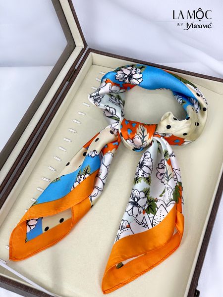 Khăn lụa vuông Maxivic 70x70 hoạ tiết hoa chấm bi