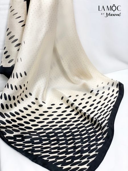 Khăn lụa vuông Maxivic 70x70 hoạ tiết chấm bi đen