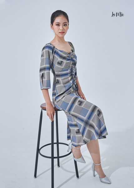 ĐẦM MAXIVIC DÀI ÔM, CỔ CHỮ V, NHÚN GIỮA NGỰC, TAY DÀI XẺ