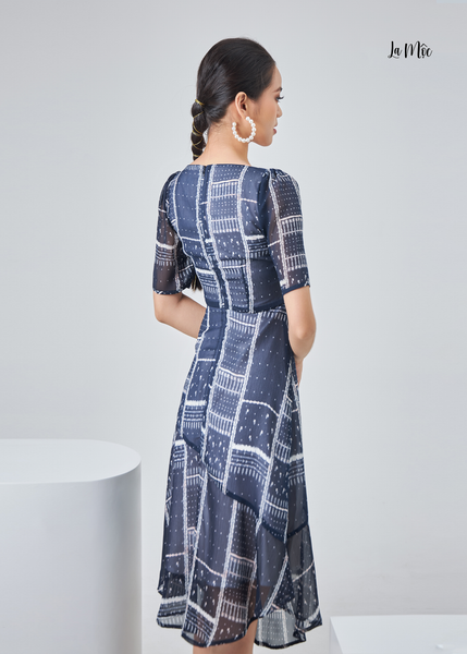 ĐẦM ÔM EO HỌA TIẾT KHUNG, CỔ XẺ CÁCH ĐIỆU, CHÂN VÁY XÒE