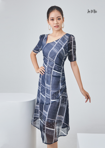 ĐẦM ÔM EO HỌA TIẾT KHUNG, CỔ XẺ CÁCH ĐIỆU, CHÂN VÁY XÒE