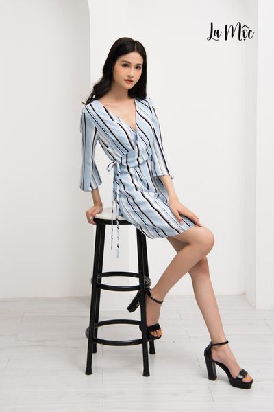 ĐẦM ÔM MAXIVIC CỔ KIỂU ĐẮP CHÉO, HỌA TIẾT SỌC DÀI