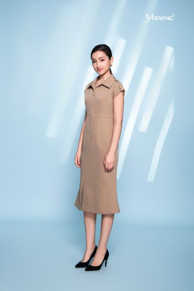 Đầm sơ mi be cotton silk có cầu vai Maxivic