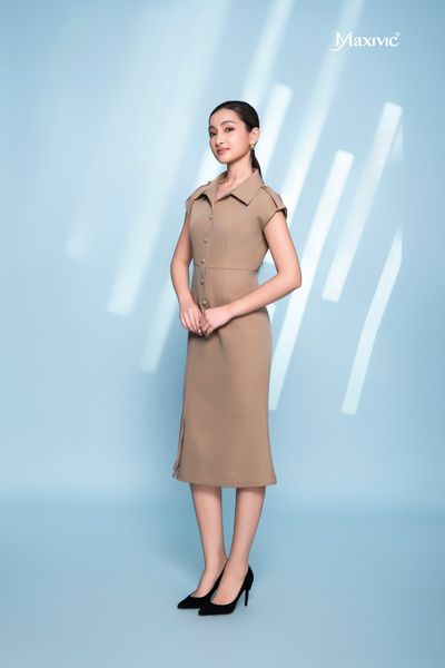 Đầm sơ mi be cotton silk có cầu vai Maxivic