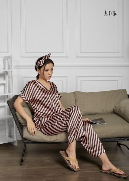 BỘ MẶC NHÀ QUẦN DÀI CỔ V, HỒNG HỌA TIẾT SỌC SATIN LỤA KOREA