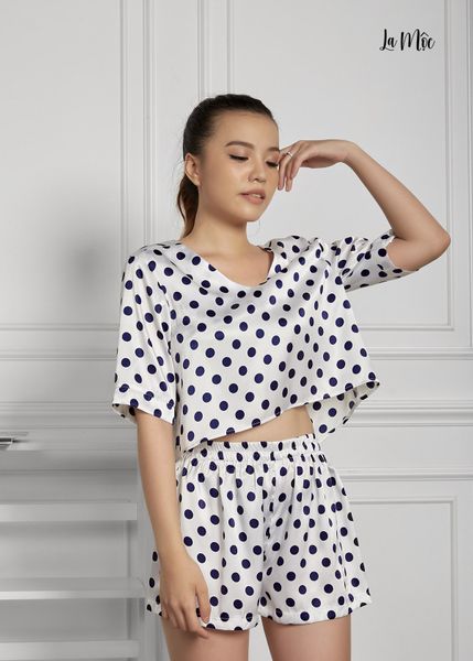 BỘ MẶC NHÀ NGẮN SATIN LỤA KOREA CỔ V, ÁO LỬNG MÀU TRẮNG, HỌA TIẾT CHẤM BI