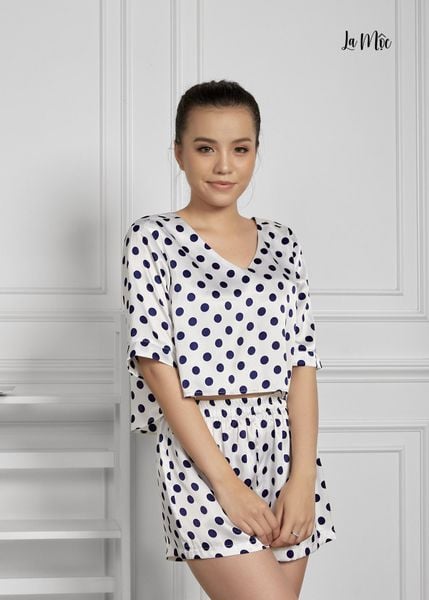 BỘ MẶC NHÀ NGẮN SATIN LỤA KOREA CỔ V, ÁO LỬNG MÀU TRẮNG, HỌA TIẾT CHẤM BI