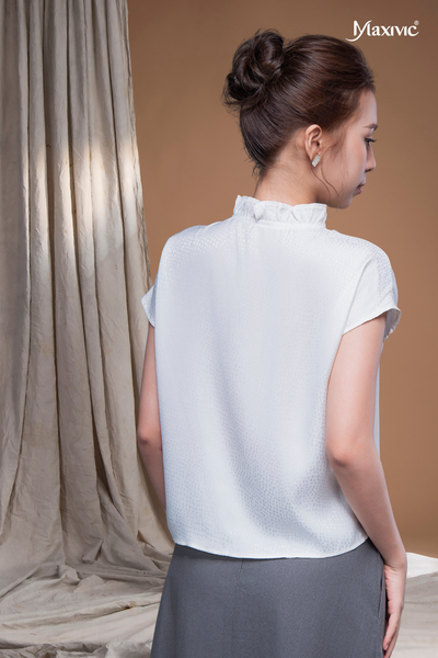 Áo lụa trắng hoạ tiết da beo cổ nhún Maxivic