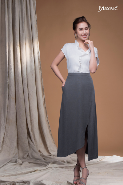 Áo lụa trắng hoạ tiết da beo cổ nhún Maxivic