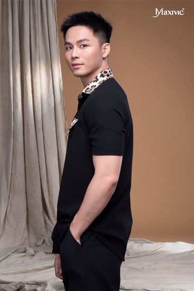 Áo sơ mi đen xô cát phối beo cổ túi Maxivic