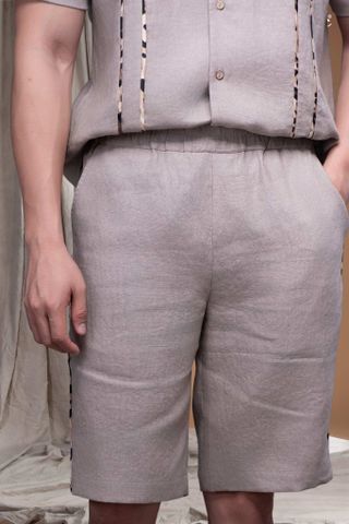 Quần nam linen kem sẫm ngắn viền sườn Maxivic