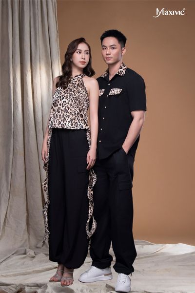 Áo sơ mi đen xô cát phối beo cổ túi Maxivic