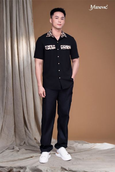 Áo sơ mi đen xô cát phối beo cổ túi Maxivic
