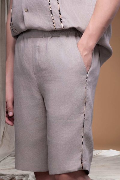 Quần nam linen kem sẫm ngắn viền sườn Maxivic