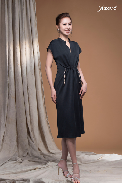 Đầm thun đen cổ sơmi tim, rút dây Maxivic