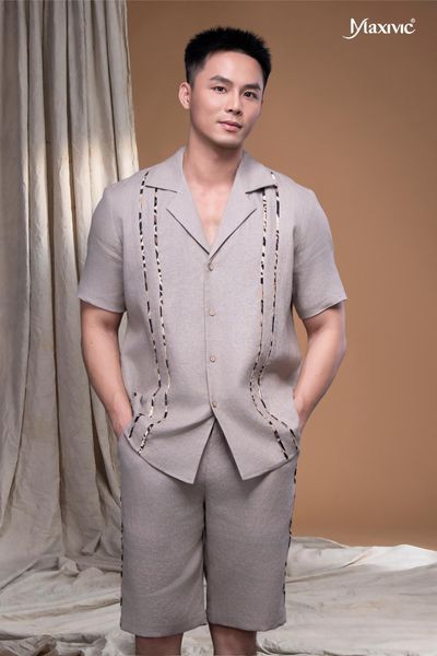 Quần nam linen kem sẫm ngắn viền sườn Maxivic