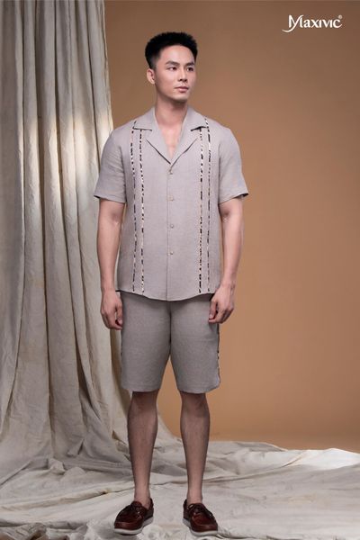 Quần nam linen kem sẫm ngắn viền sườn Maxivic