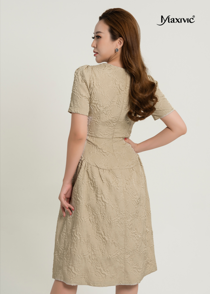 ĐẦM MÀU KEM, HOA NỔI, CỔ TRÒN