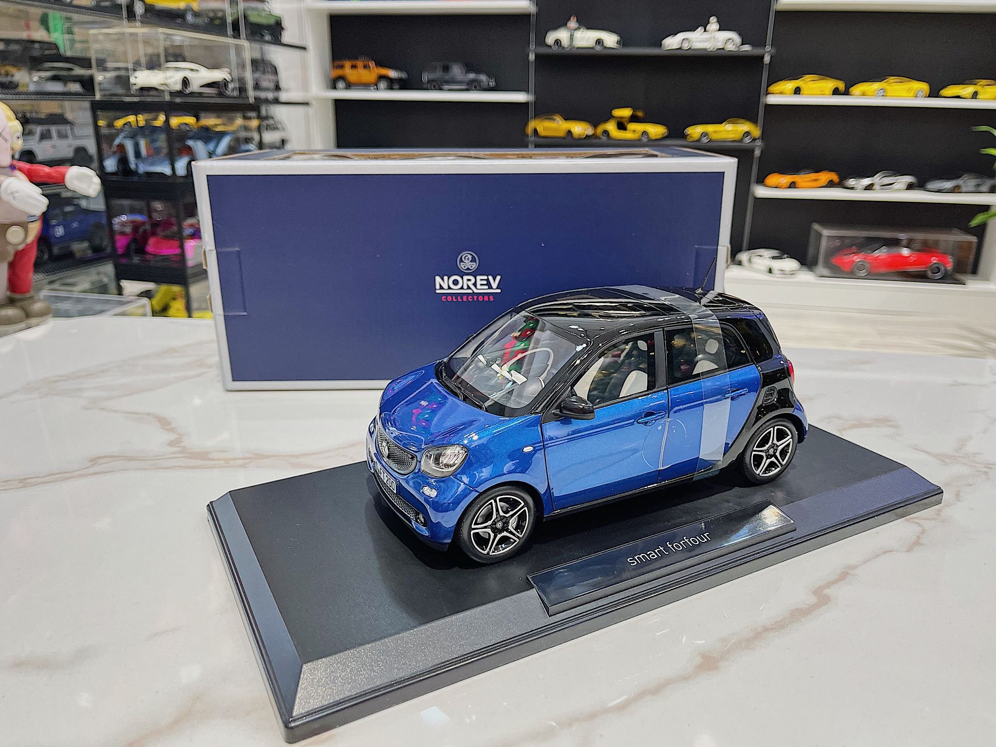 Xe mô hình Smart Forfour,tỷ lệ 1/18 Norev