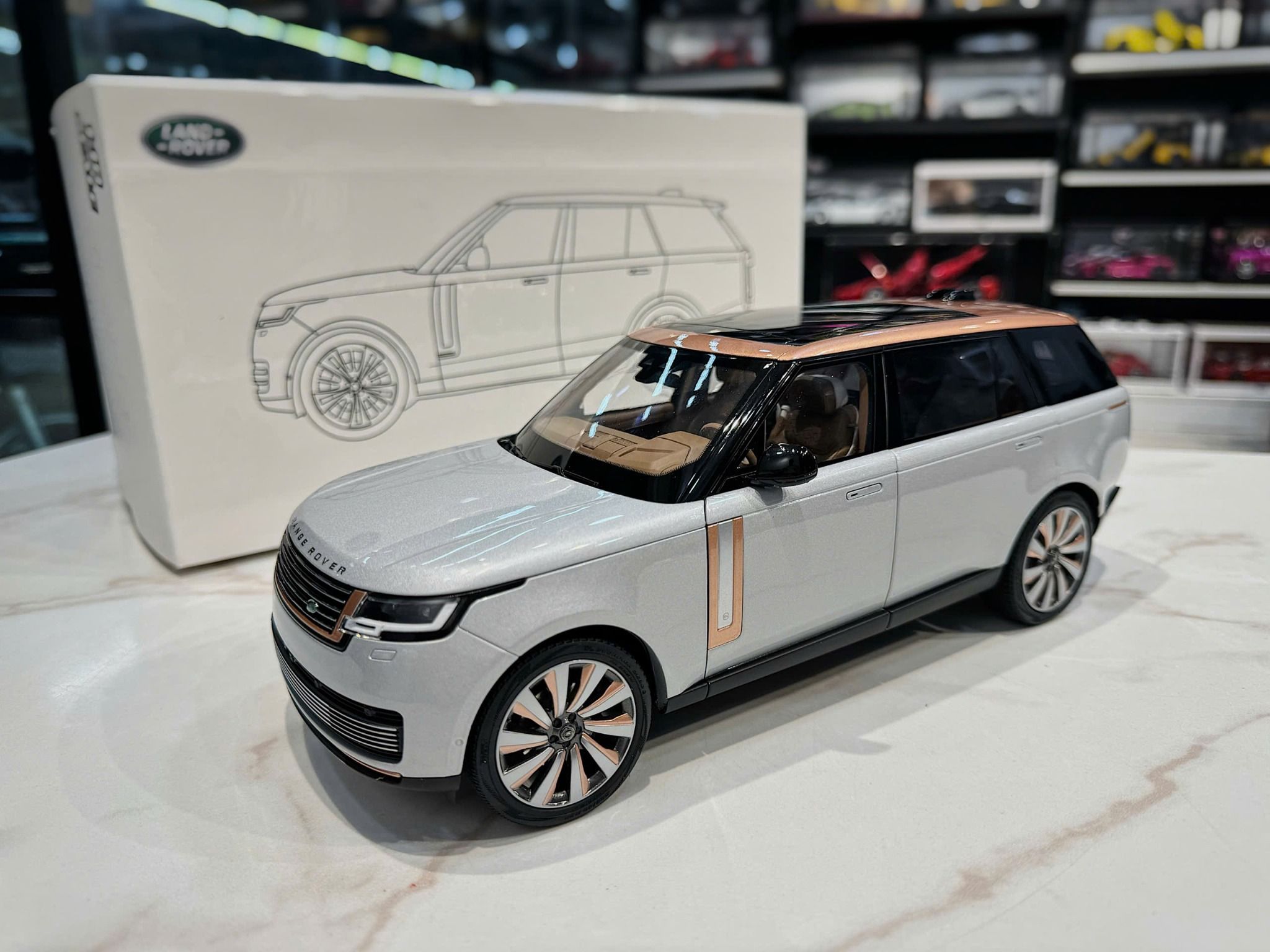 XE MÔ HÌNH RANGE ROVER SV AUTOBIOGRAPHY SILVER - ROSE GOLD,TỶ LỆ 1/18 LCD