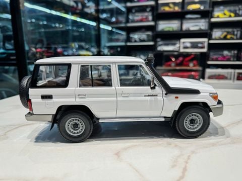  XE MÔ HÌNH TOYOTA LAND CRUISER LC70 SERIE J76 WHITE,TỶ LỆ 1/18 ALMOST REAL 